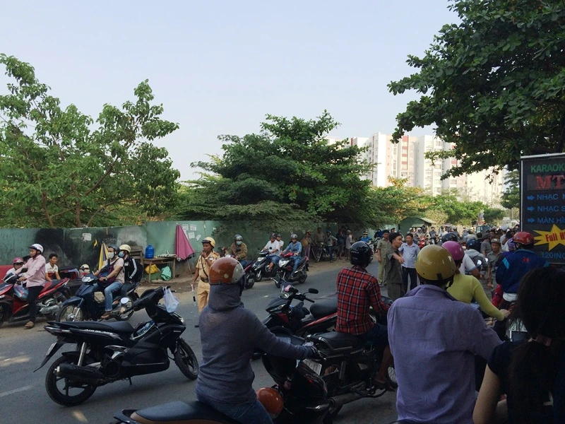 Vật lộn trên vệ đường, người đàn ông bị xe đụng chết thương tâm ảnh 2 Vật lộn trên vệ đường, người đàn ông bị xe đụng chết thương tâm ảnh 2